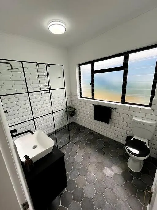 Holiday home Centrally Located Modern 2-Bedroom Home & Parking Cape Town