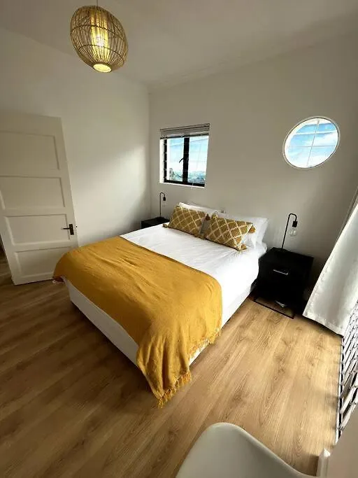 Holiday home Centrally Located Modern 2-Bedroom Home & Parking Cape Town