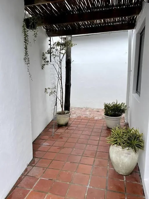 Centrally Located Modern 2-Bedroom Home & Parking Cape Town 0*,