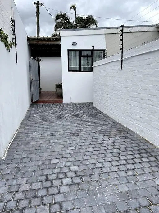 Centrally Located Modern 2-Bedroom Home & Parking Cape Town Holiday home